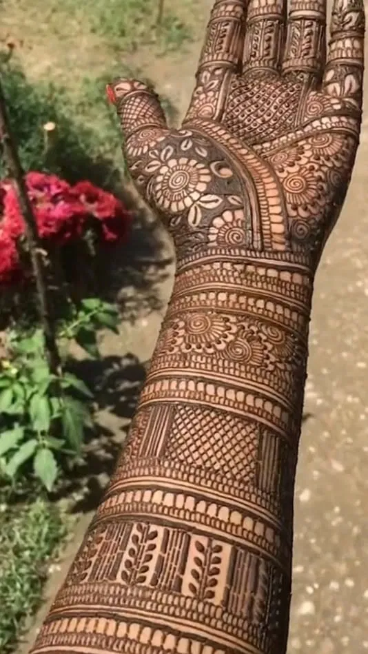 Arabic Bridal Front Hand Mehndi Design with Gol Tikki, Figures and Flowers (4)
