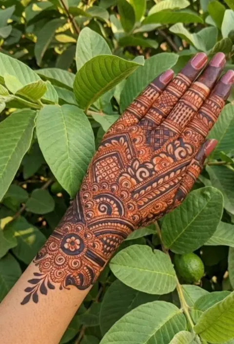 bridal stylish circle back hand mehndi design