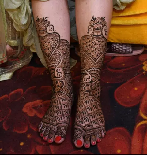bridal figure foot mehndi design
