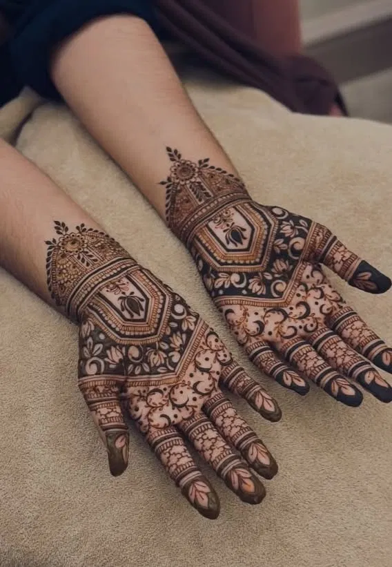Pakistani Royal Finger Mehndi Design with Gol Tikki and Figures