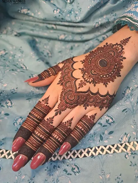 aesthetic bridal circle back hand mehndi design