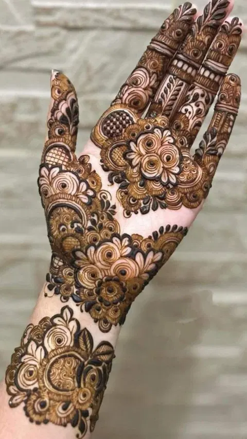 aesthetic arabic figure front hand mehndi design
