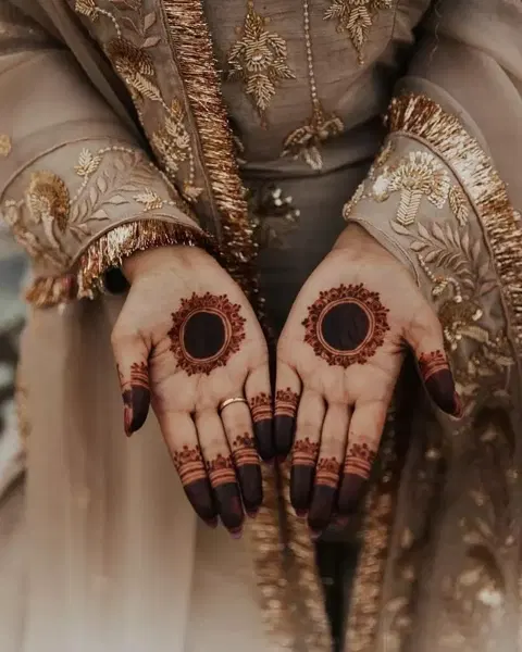 aesthetic indian circle finger mehndi design