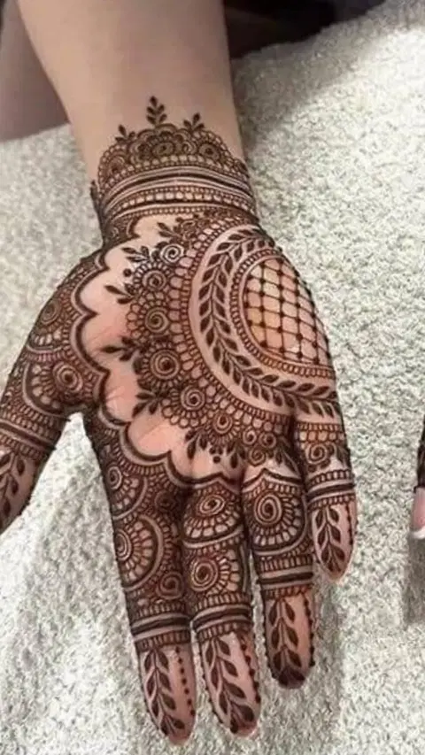 aesthetic bridal front hand mehndi design
