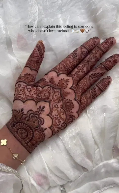 aesthetic bridal heart finger mehndi design