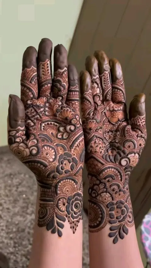 aesthetic arabic front hand mehndi design