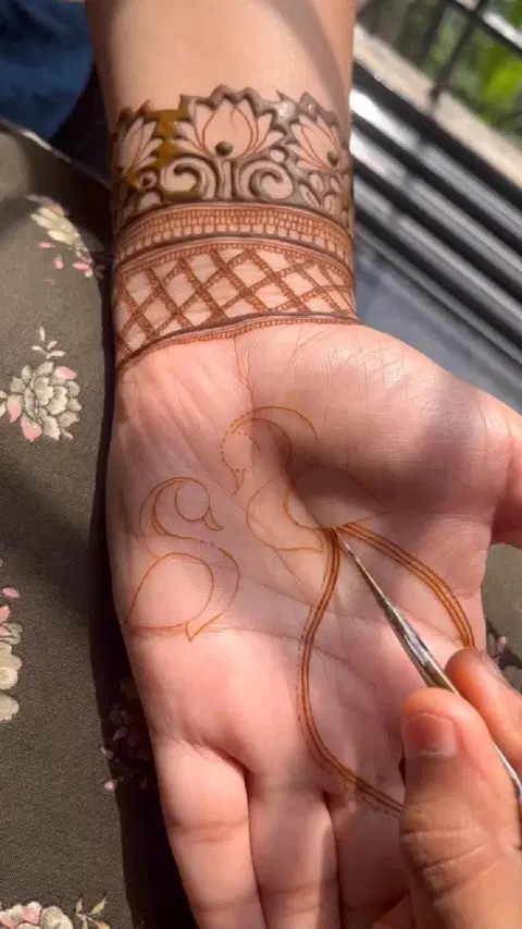 aesthetic arabic deity back hand mehndi design