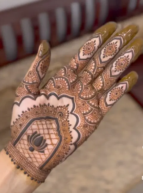 aesthetic arabic front hand mehndi design
