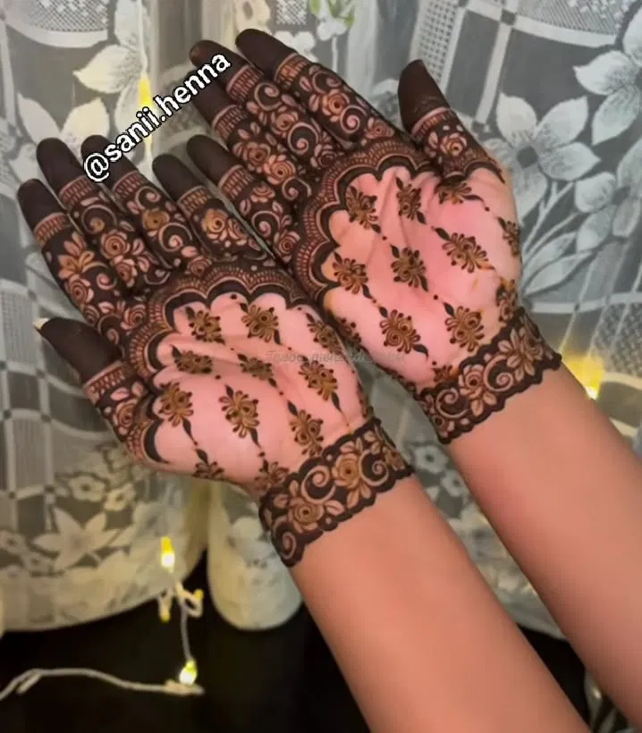 Aesthetic Bridal Foot Mehndi Design with Hearts