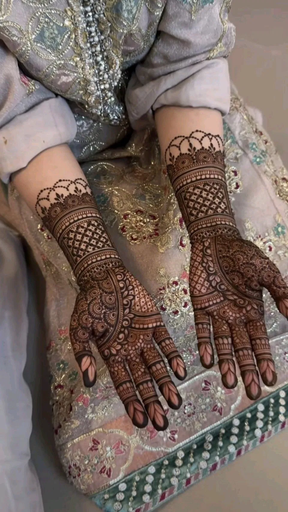 Arabic Bridal Front Hand Mehndi Design with Figures for Diwali (2)