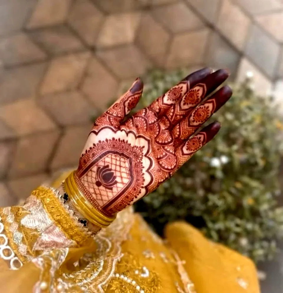 Aesthetic Arabic Finger Mehndi Design with Gol Tikki, Deity and Flowers (2)
