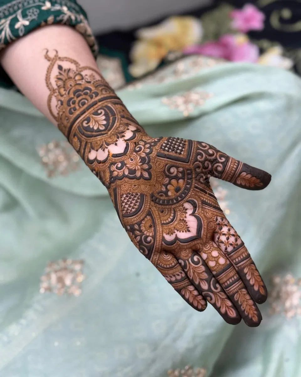 Aesthetic Arabic Back Hand Mehndi Design with Hearts (3)
