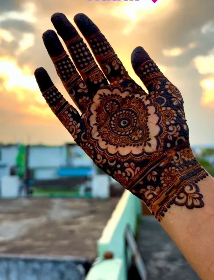 Aesthetic Bridal Finger Mehndi Design with Gol Tikki (2)