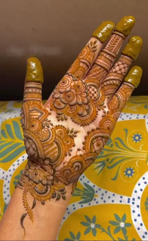 aesthetic bridal circle finger mehndi design