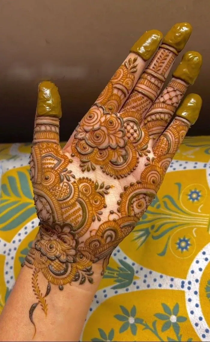 Aesthetic Bridal Finger Mehndi Design with Gol Tikki and Flowers (3)