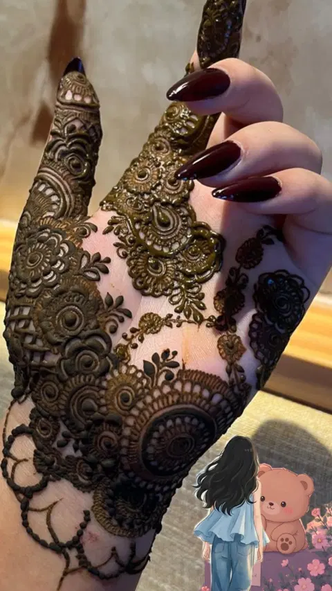 aesthetic arabic circle back hand mehndi design