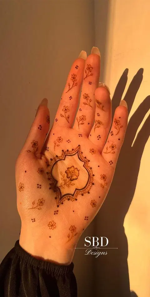 aesthetic minimal flower front hand mehndi design
