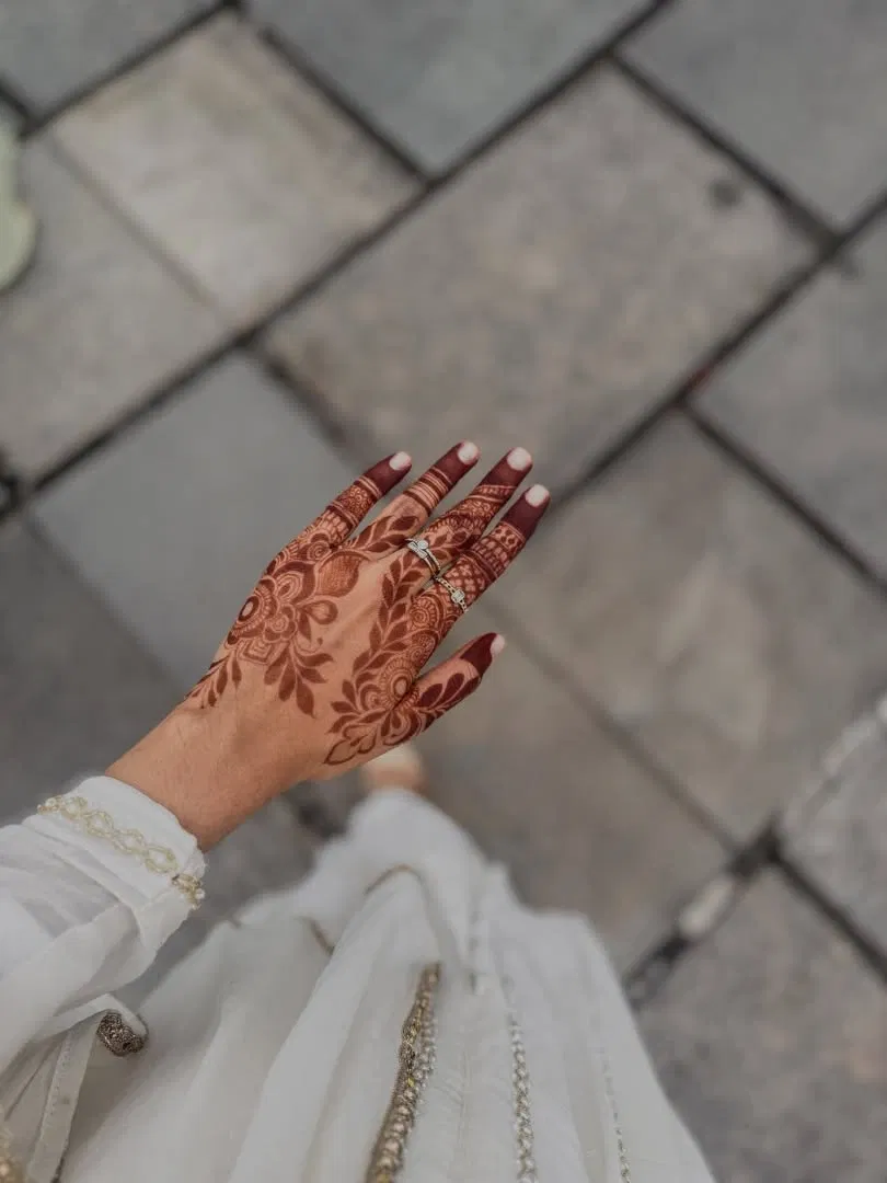 Aesthetic Arabic Back Hand Mehndi Design with Flowers for Eid (8)
