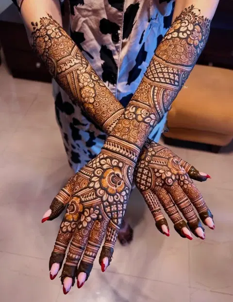 aesthetic bridal figure arm mehndi design