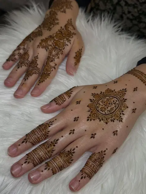 aesthetic simple circle back hand mehndi design
