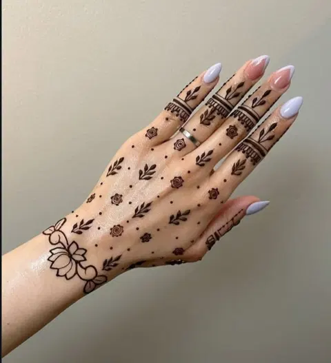 aesthetic arabic back hand mehndi design