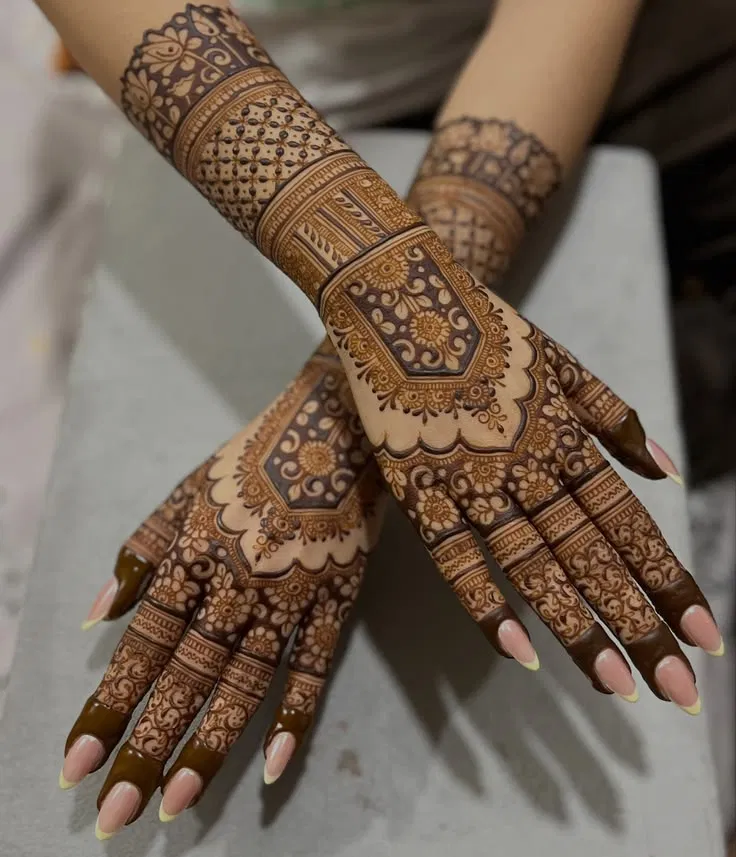 Aesthetic Bridal Back Hand Mehndi Design for Engagement (3)