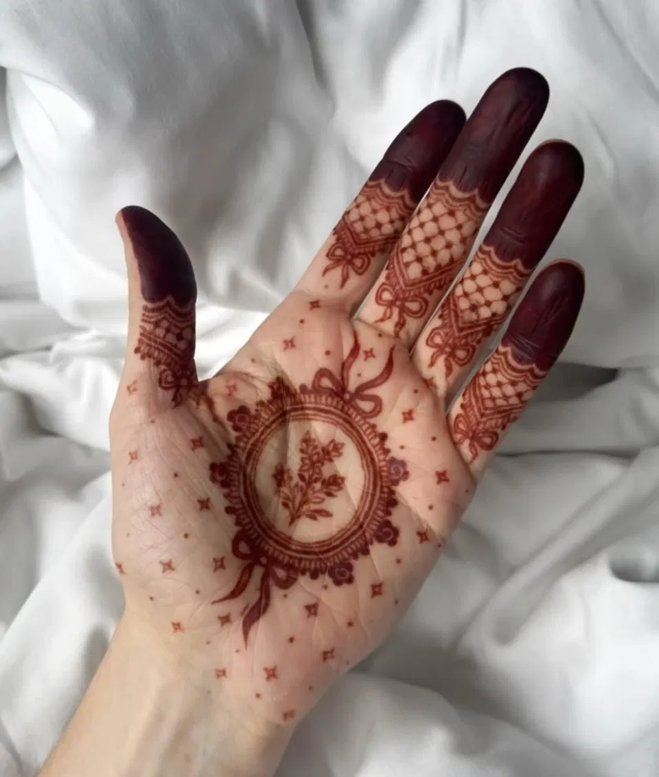 Aesthetic Simple Front Hand Mehndi Design with Gol Tikki for Eid