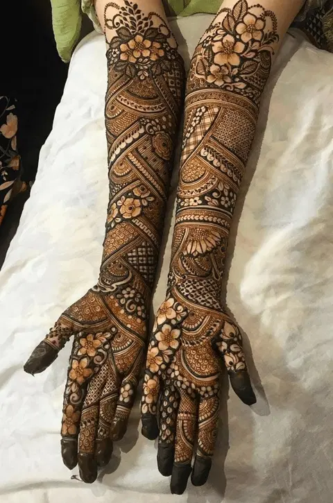 bridal stylish flower front hand mehndi design