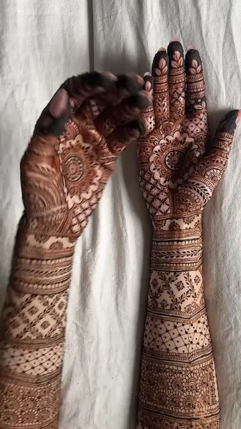 bridal stylish figure foot mehndi design