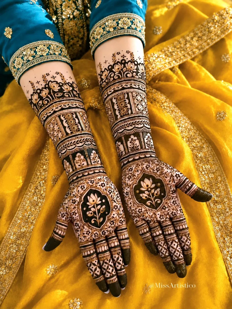 Bridal Stylish Front Hand Mehndi Design with Figures (14)