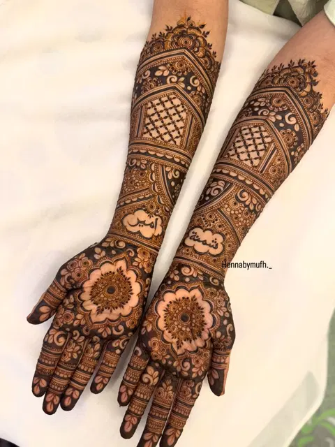 bridal stylish back hand mehndi design