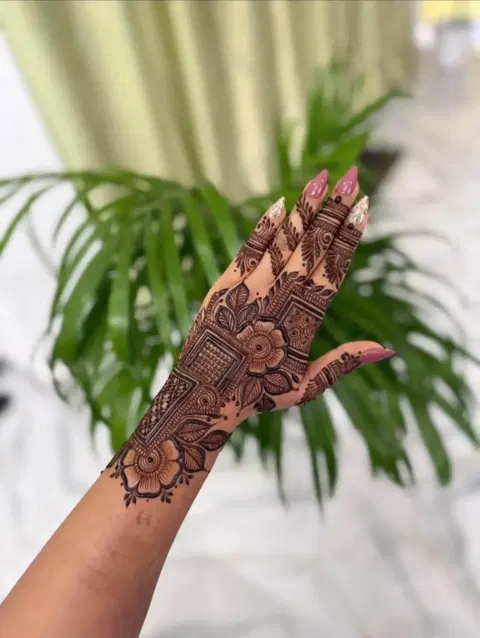 stylish back hand mehndi design