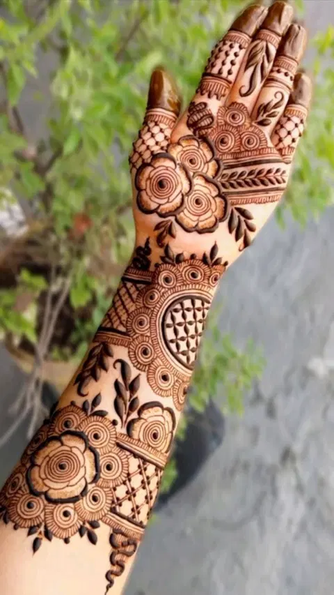 aesthetic arabic front hand mehndi design