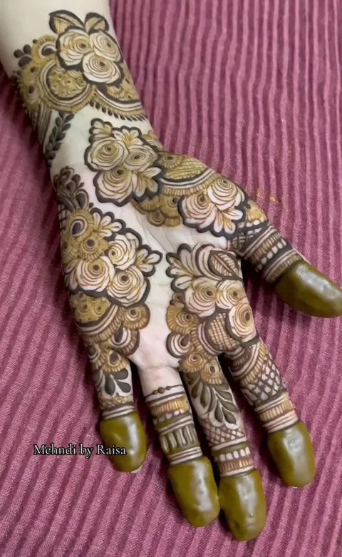 aesthetic arabic foot mehndi design