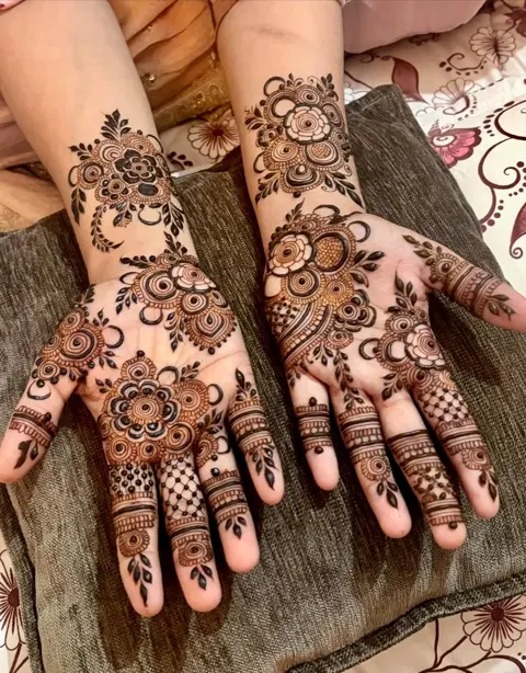 aesthetic arabic flower front hand mehndi design