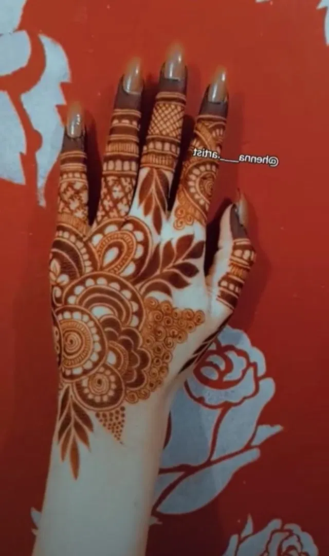 Bridal Dubai Back Hand Mehndi Design with Gol Tikki and Flowers for Engagement (2)