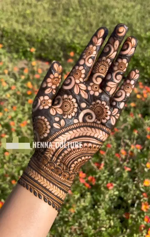 bridal stylish circle finger mehndi design