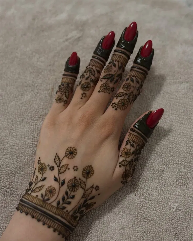 Aesthetic Simple Back Hand Mehndi Design with Gol Tikki for Eid (3)