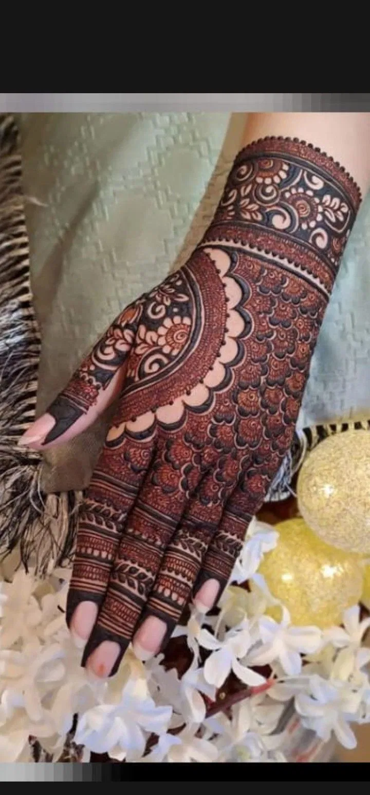 Bridal Pakistani Back Hand Mehndi Design with Gol Tikki and Flowers for Engagement (2)