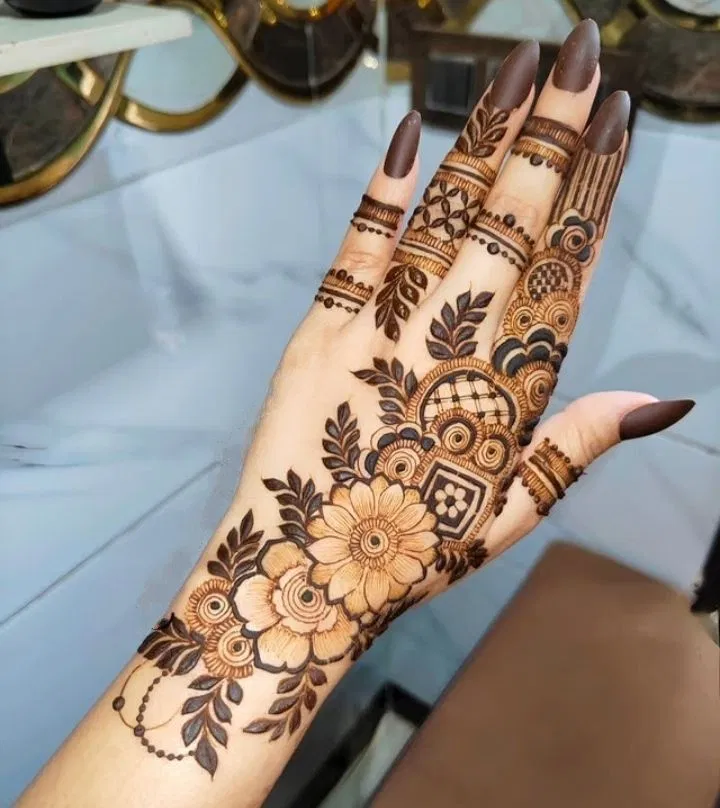 Aesthetic Simple Back Hand Mehndi Design with Gol Tikki (5)