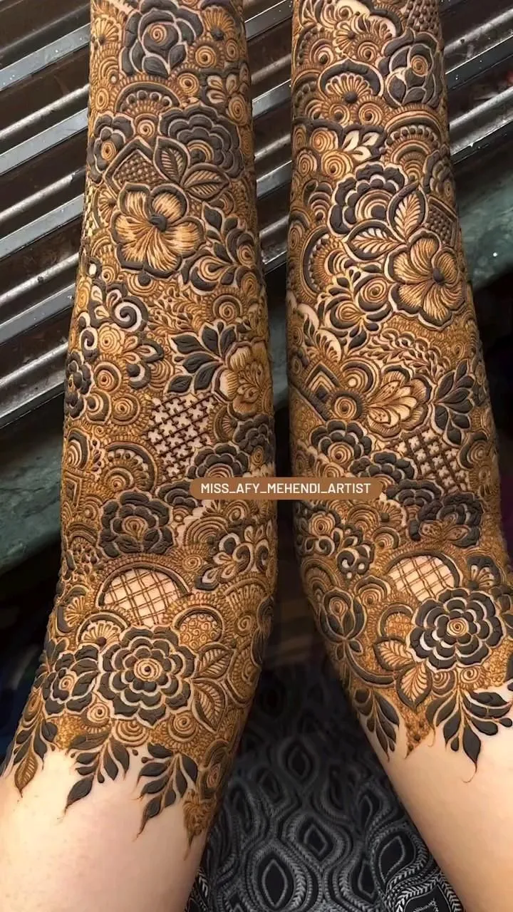 Bridal Dubai Foot Mehndi Design with Figures and Flowers for Engagement