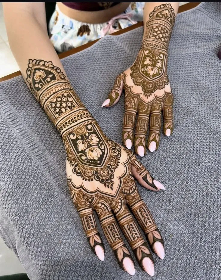 Aesthetic Bridal Back Hand Mehndi Design (2)