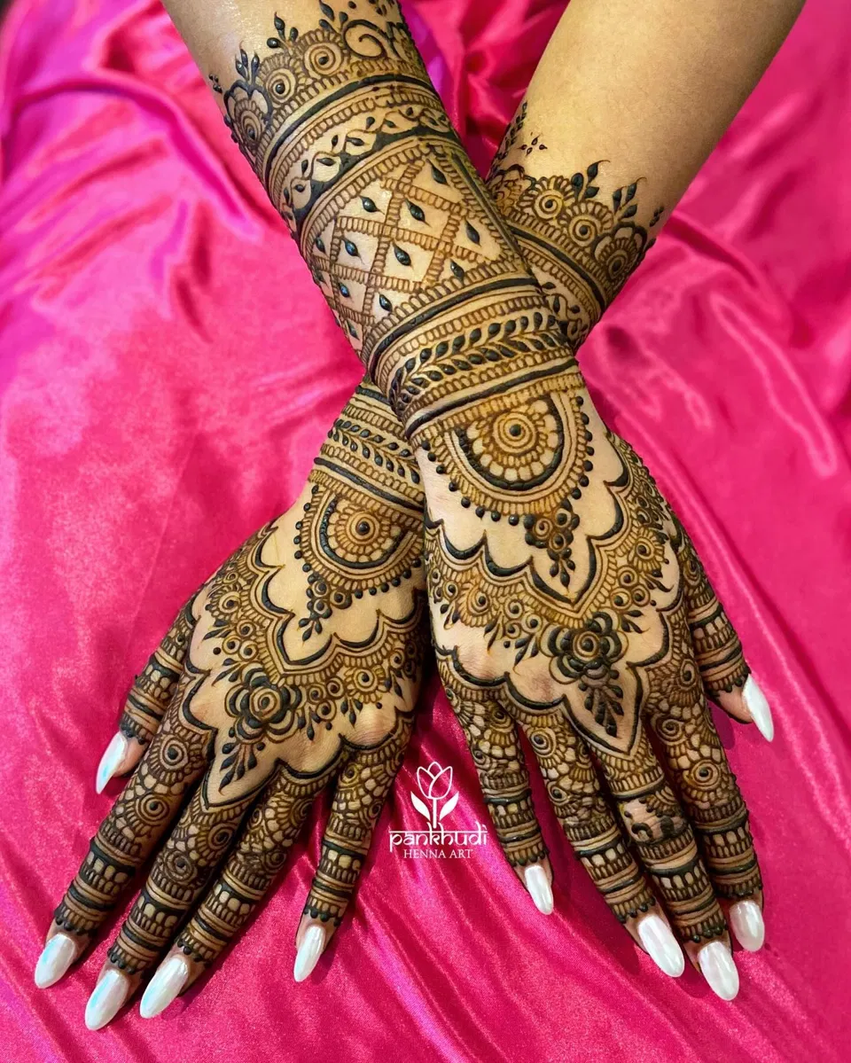 Bridal Back Hand Mehndi Design with Figures (2)