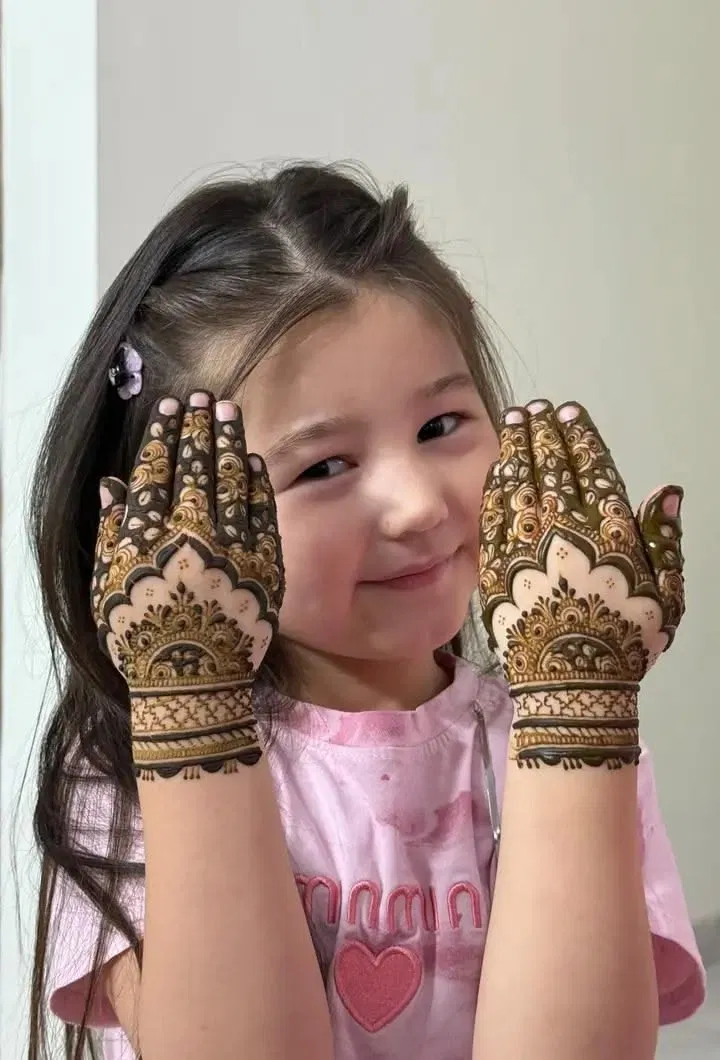 Pakistani Simple Back Hand Mehndi Design with Jaal