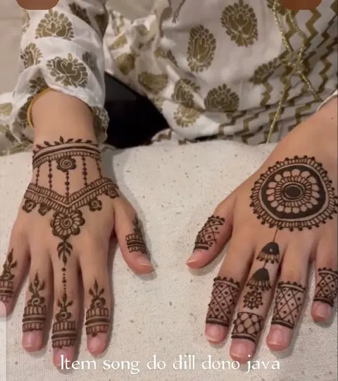 simple circle finger mehndi design
