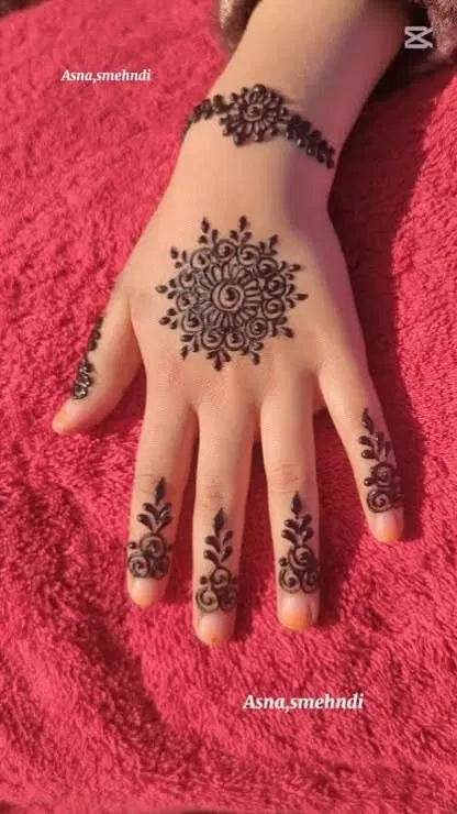 simple circle back hand mehndi design