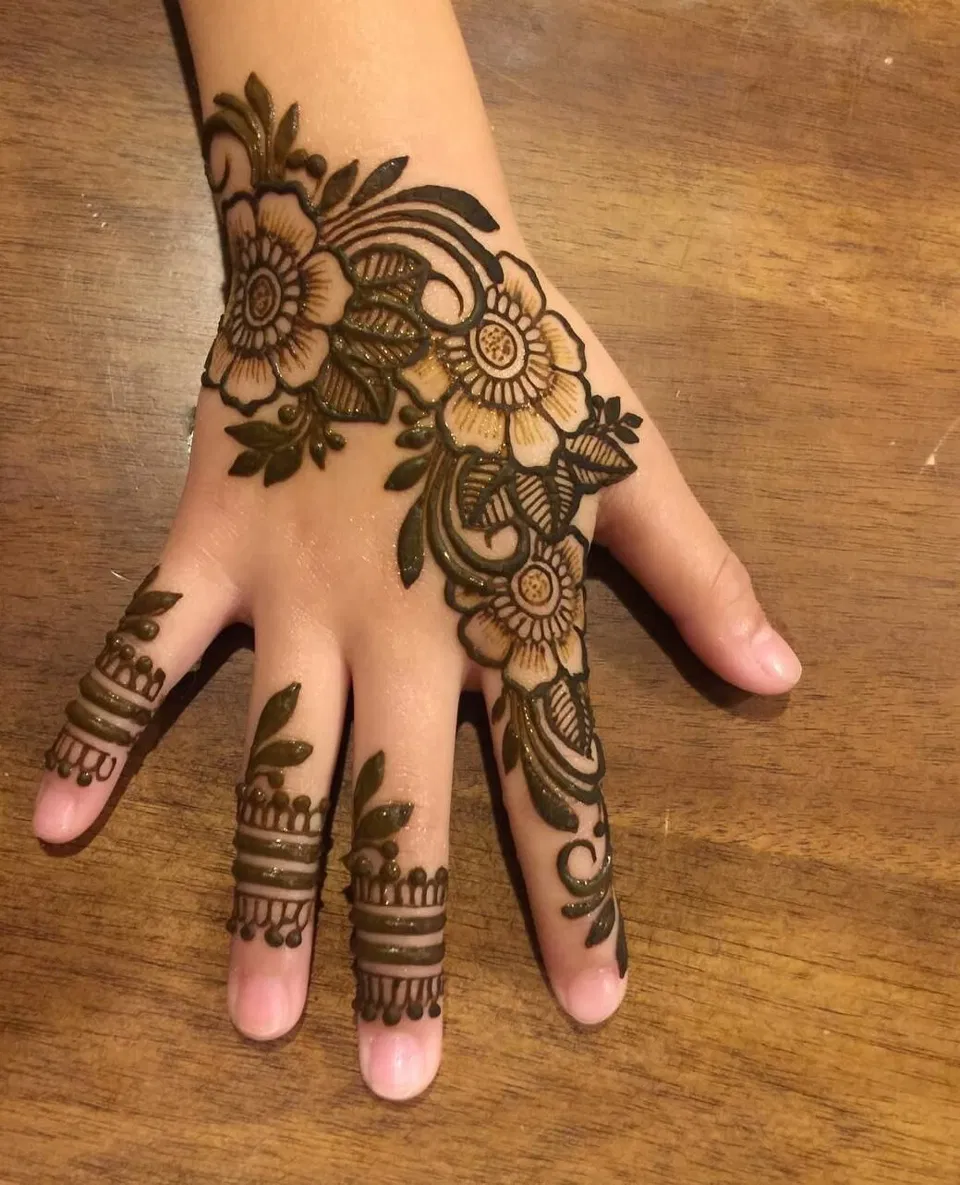 Arabic Simple Back Hand Mehndi Design with Flowers and Jaal (2)