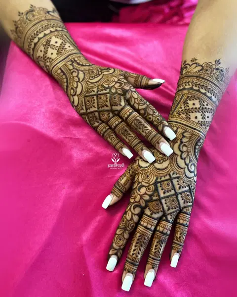 bridal stylish figure arm mehndi design