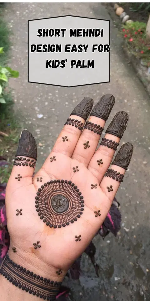 aesthetic minimal circle front hand mehndi design