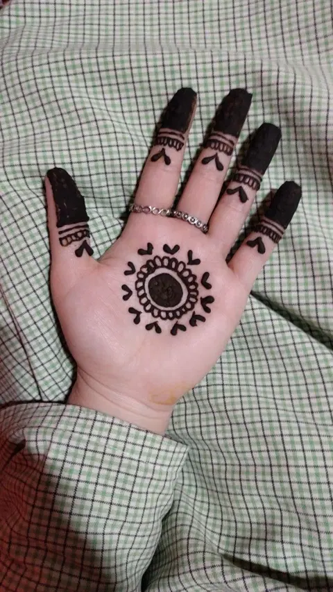 simple circle finger mehndi design